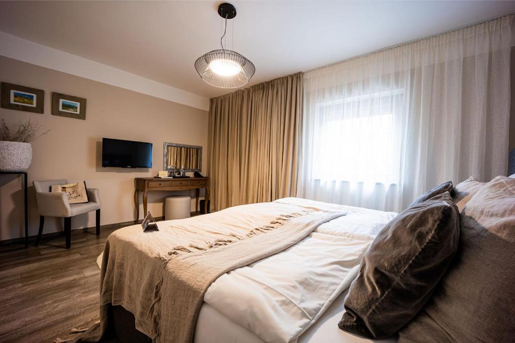 Wellness Hotel Volarik Mikulov Esterno foto